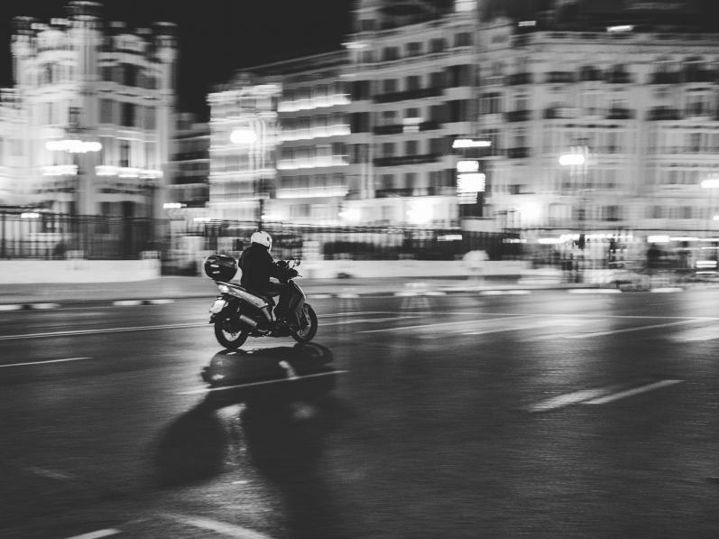 Bien s'équiper pour rouler de nuit en scooter