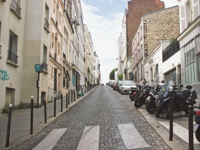 Paris : bientôt le stationnement payant pour les deux roues ?