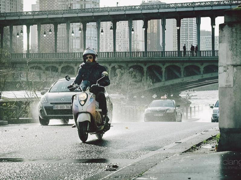Rouler sous la pluie avec un scooter : quelles précautions ?