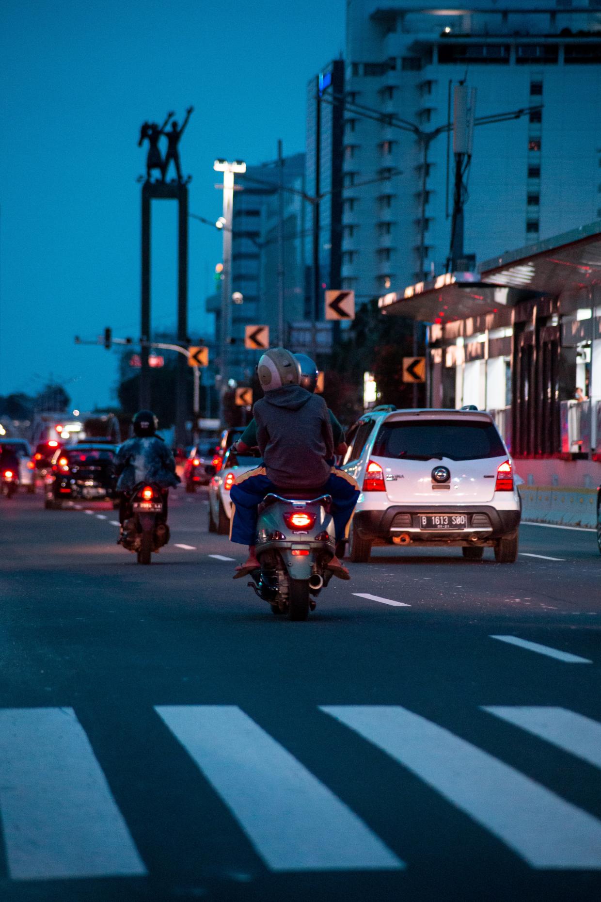 SCOOTERS ET CIRCULATION ENTRE DEUX FILES : QUE DIT LA LOI ?