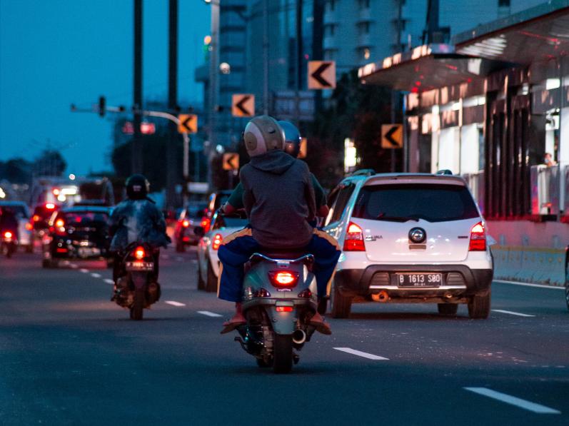 SCOOTERS ET CIRCULATION ENTRE DEUX FILES : QUE DIT LA LOI ?