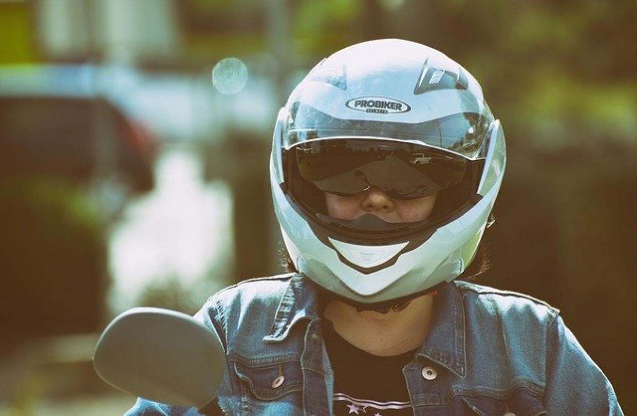 Tenues d'été et scooter : rappel des équipements indispensables